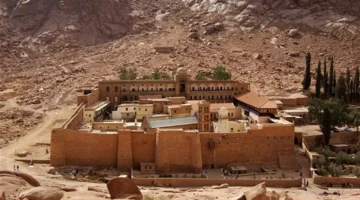 أول قداس إلهي في كنيسة العذراء مريم بسانت كاترين يرعى الأنبا أبوللو